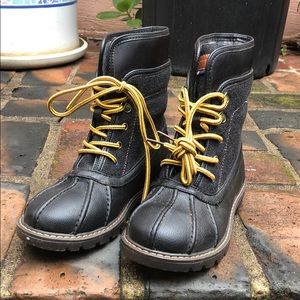 New never worn kids Tommy Hilfiger Duck Boots Sz2
